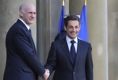 Sarko serre la pogne de Papandreou, un moment de bonheur partagé. Sarko serre la pogne de Papandreou, un moment de bonheur partagé.