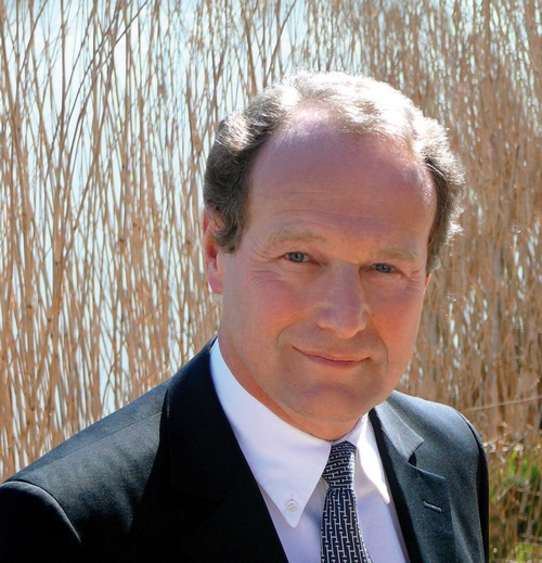 J.L. Léonard, député, vient vous aider. Fuyez. J.L. Léonard, député, vient vous aider. Fuyez.